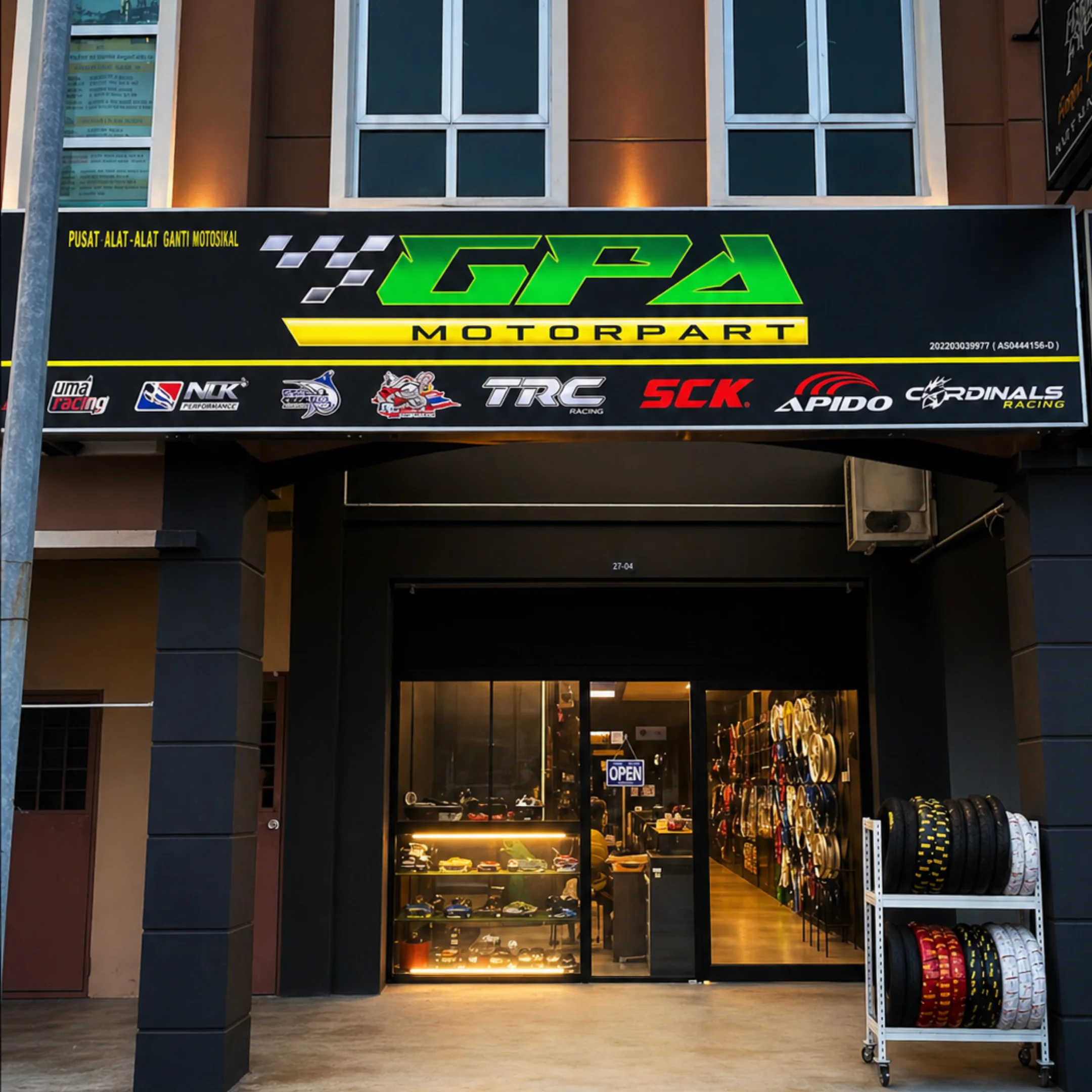 Tindahan ng GPA Motorpart sa Senawang na may karatula at display ng piyesa